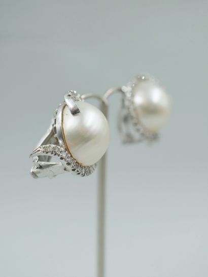 null Pair of platinum ear clips with a large Mabe pearl, about 17mm in diameter,...