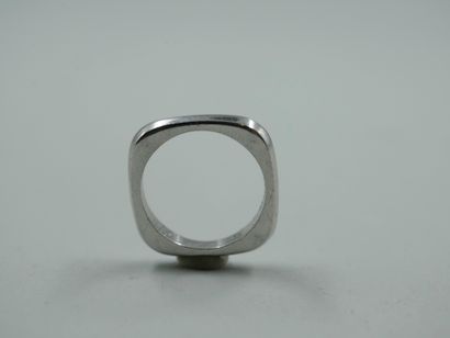 null FRED. 

Quadrangular ring in 18k white gold. 

Weight : 6gr. TDD : 50.