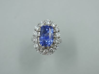 null 18k white gold ring set with a natural Ceylon sapphire of 8,88cts in a diamond...