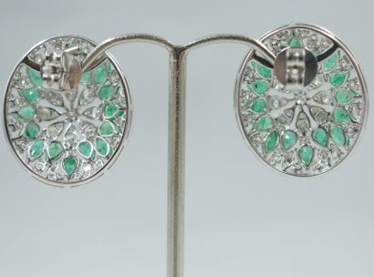 null Pair of openwork 18k white gold medallion earrings, entirely set with pear-cut...