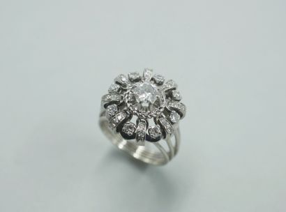 null Flower ring in 18k white gold surmounted by a central diamond of 0.50 ct in...