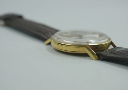 null OMEGA

Watch in 18k yellow gold. Circular case. Dial with cream background signed....