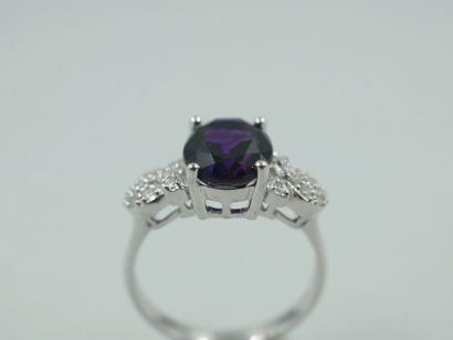 null Ring in 18k white gold set with an oval amethyst of 2.5cts in a knotted diamond-paved...