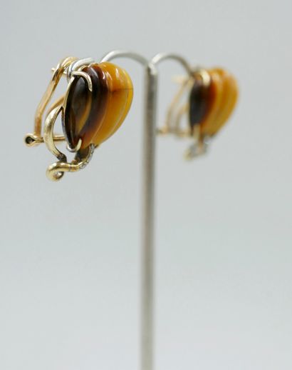 null Pair of earrings adorned with a tiger's eye in a 18k yellow gold setting set...
