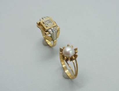 null Lot of two 18k yellow gold rings, one topped with a cultured pearl, the other...