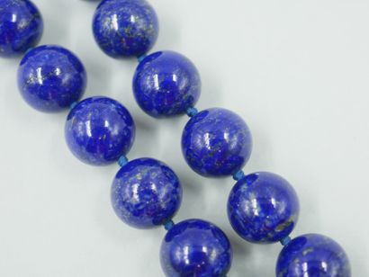 Collier composé de perles de lapis-lazuli,...