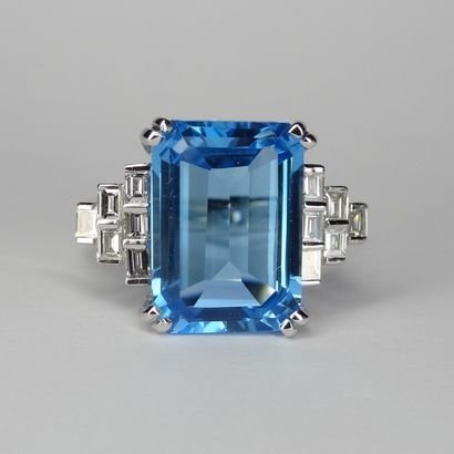 null Important Art Deco style ring in 18k white gold surmounted by an emerald-cut...