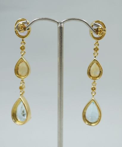 null Pair of 9k yellow gold and vermeil earrings holding an oval amethyst, citrine...