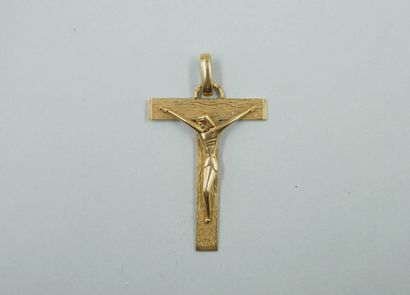 null Pendant Cross in 18k yellow gold. 

Height: 4,8 cm. Weight: 5,80gr.