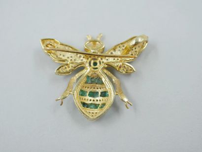 null Vermeil brooch representing a bee set with diamonds and calibrated emeralds....