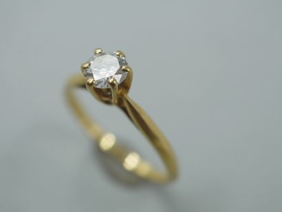 null Solitaire in 18k yellow gold with a diamond of 0,40cts. 

PB : 1,90gr. TDD :...