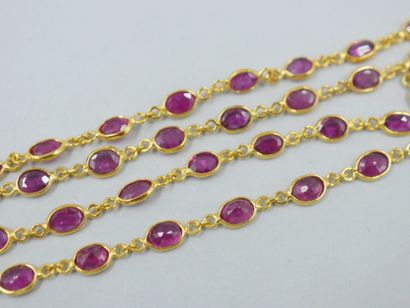 null Necklace in 18k yellow gold set with oval red spinels. 

PB : 4,90gr. Length...