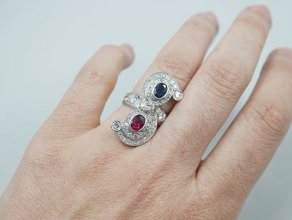 null Vous Moi ring in 18k white gold set with a ruby and a sapphire in a scroll-shaped...