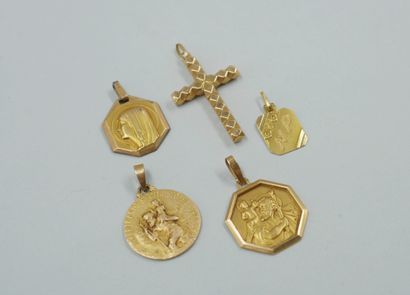null Lot of three medals and a cross in 18k yellow gold. 

PB : 8,20gr. 

A medal...