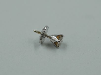 null Earring in 18k white gold with a diamond of 0,30cts. 

PB : 0,80gr
