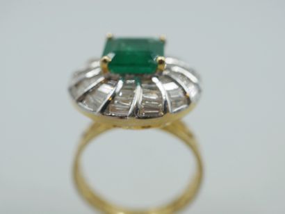 null 14k yellow gold ring surmounted by a square emerald of about 3cts in a twisted...