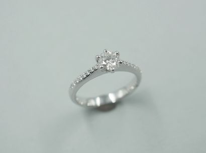 null Solitaire ring in 18k white gold set with a brilliant-cut diamond of 0.70cts....