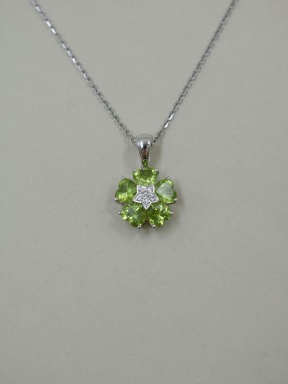 null Necklace in 18k white gold holding a flower pendant set in its center with a...
