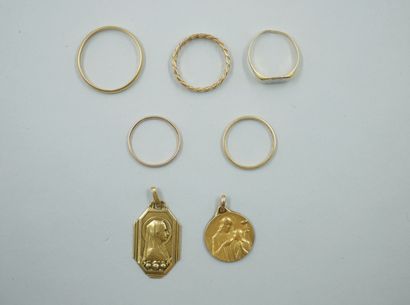 null Set of debris: 18k yellow gold jewelry, wedding rings, medals. 

Weight : 1...