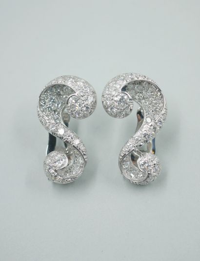 null Pair of 18k white gold scroll earrings entirely paved with brilliant-cut diamonds...
