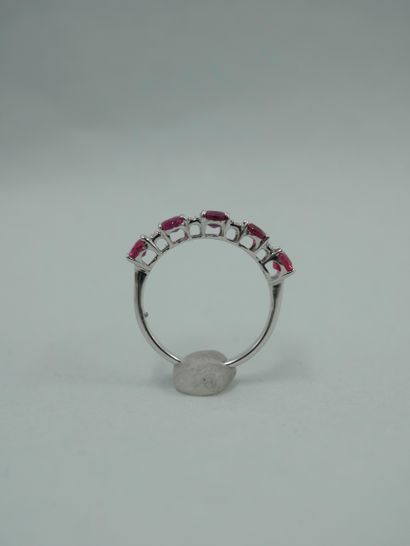 null 18k white gold ring set with five oval rubies alternated with eight brilliant-cut...