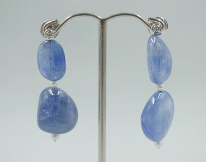 null Pair of 18k white gold earrings holding two natural sapphires without heat treatment...