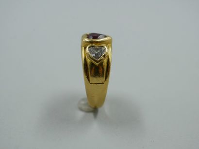 null 18k yellow gold ring set with a heart-shaped ruby of about 1ct and heart-shaped...