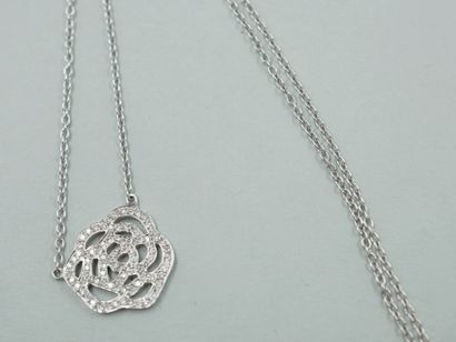 null Necklace in 18k white gold with an openwork rose set with diamonds. 

PB : 3,10gr....