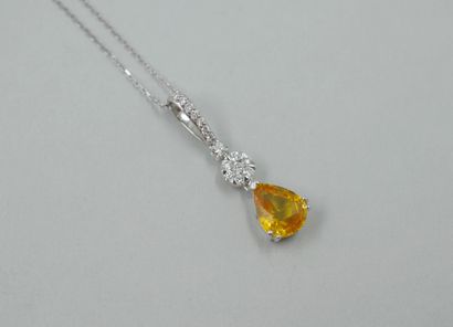 null Pendant in 18k white gold set with a pear-cut yellow sapphire of 1.50cts approximately,...