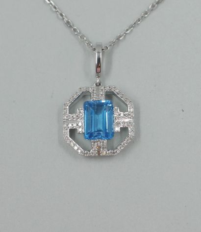 null Pendant in 18k white gold surmounted by a rectangular blue topaz of approximately...