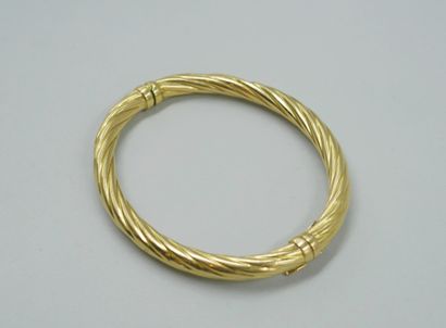 null Bracelet twisted yellow gold 18k, with 8 security. 

Internal length : 5,8 cm....