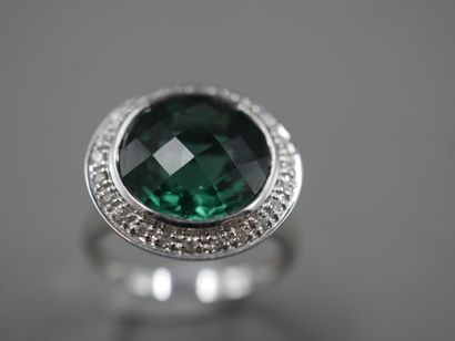 null Circular ring in 18k white gold topped with a faceted green quartz briolette...