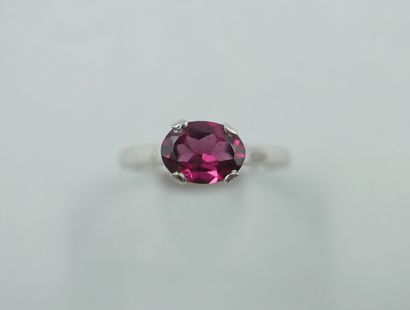 null Ring in platinum decorated with an oval garnet. 

PB : 3,80gr. TDD : 51.