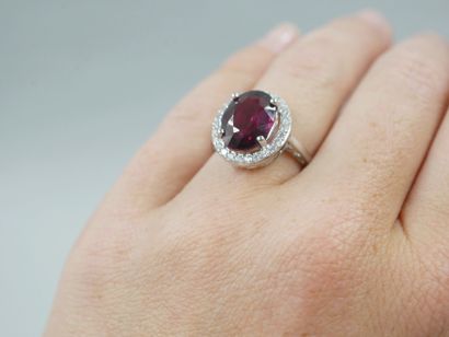 null Ring in 18k white gold surmounted by a rhodolite of about 7cts encircled by...