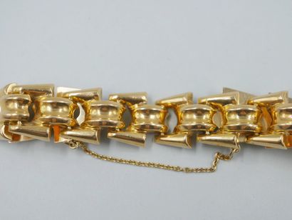 null 18k yellow gold bracelet with flexible mesh. With safety chain. 

Work of the...