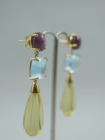 null Pair of earrings in vermeil composed of a cabochon of oval star ruby, a topaz...