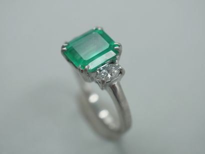 null 18k white gold ring set with a 2.50cts emerald and two marquise-cut diamonds....