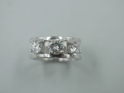 null 18k white gold openwork ring set with three brilliant-cut diamonds for about...
