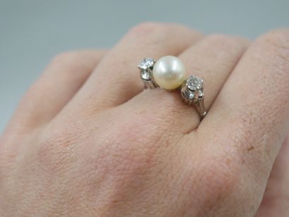 null 18k white gold ring with a cultured pearl and two old cut diamonds. 

PB : 5,40gr....