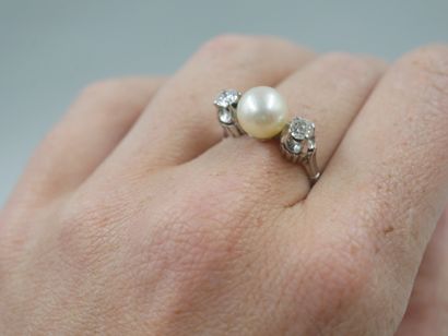 null Bague en or blanc 18k surmontée d'une perle de culture accostée de deux diamants...