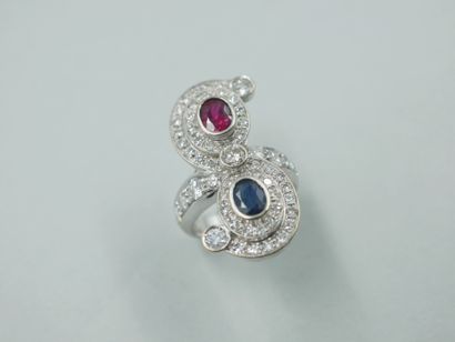 null Vous Moi ring in 18k white gold set with a ruby and a sapphire in a scroll-shaped...