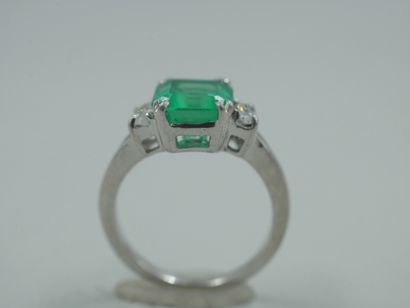 null 18k white gold ring set with a 2.50cts emerald and two marquise-cut diamonds....