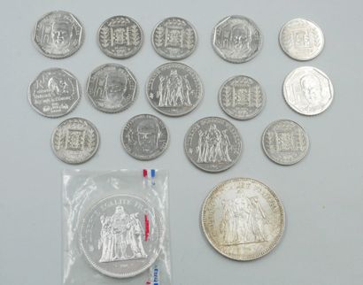 null Lot comprenant

- trois coffrets "Monnaie de Paris, fleurs de coins, 1974, 1975,1976.

-...