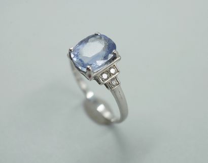 null Ring in 18k platinum topped by an oval sapphire of about 2cts, flanked by six...