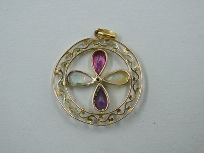 null Pendentif trèfle à quatre feuilles ajouré en or jaune 18k serti d'opales et...