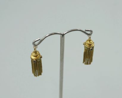 null Pair of 18k yellow gold tassels set with small tourmalines that can form earrings...