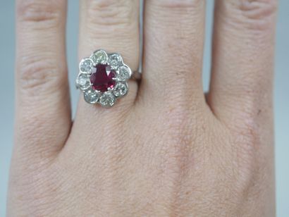 null Flower ring in 18k white gold with a ruby of 1,50cts in a setting of 8 diamonds...