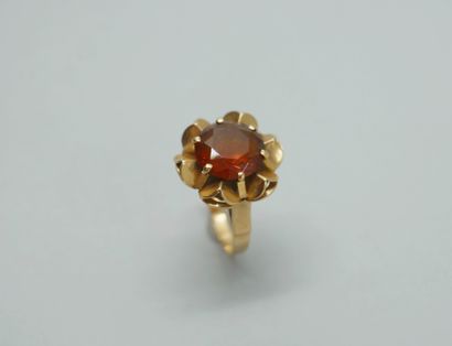 null Corolla ring in 18k yellow gold with an orange sapphire. 

Work of the 1960s....