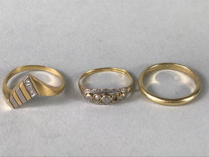 null Lot of debris including three rings in 18k yellow gold topped with white stones....