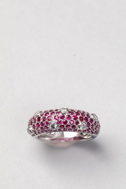 null 18k white gold ring paved with rubies and brilliant cut diamonds. 

PB: 7,6gr...